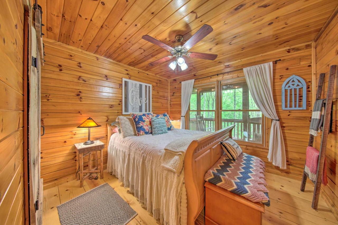 Peaceful Blue Ridge Cabin With Decks And Fire Pit Ngoại thất bức ảnh