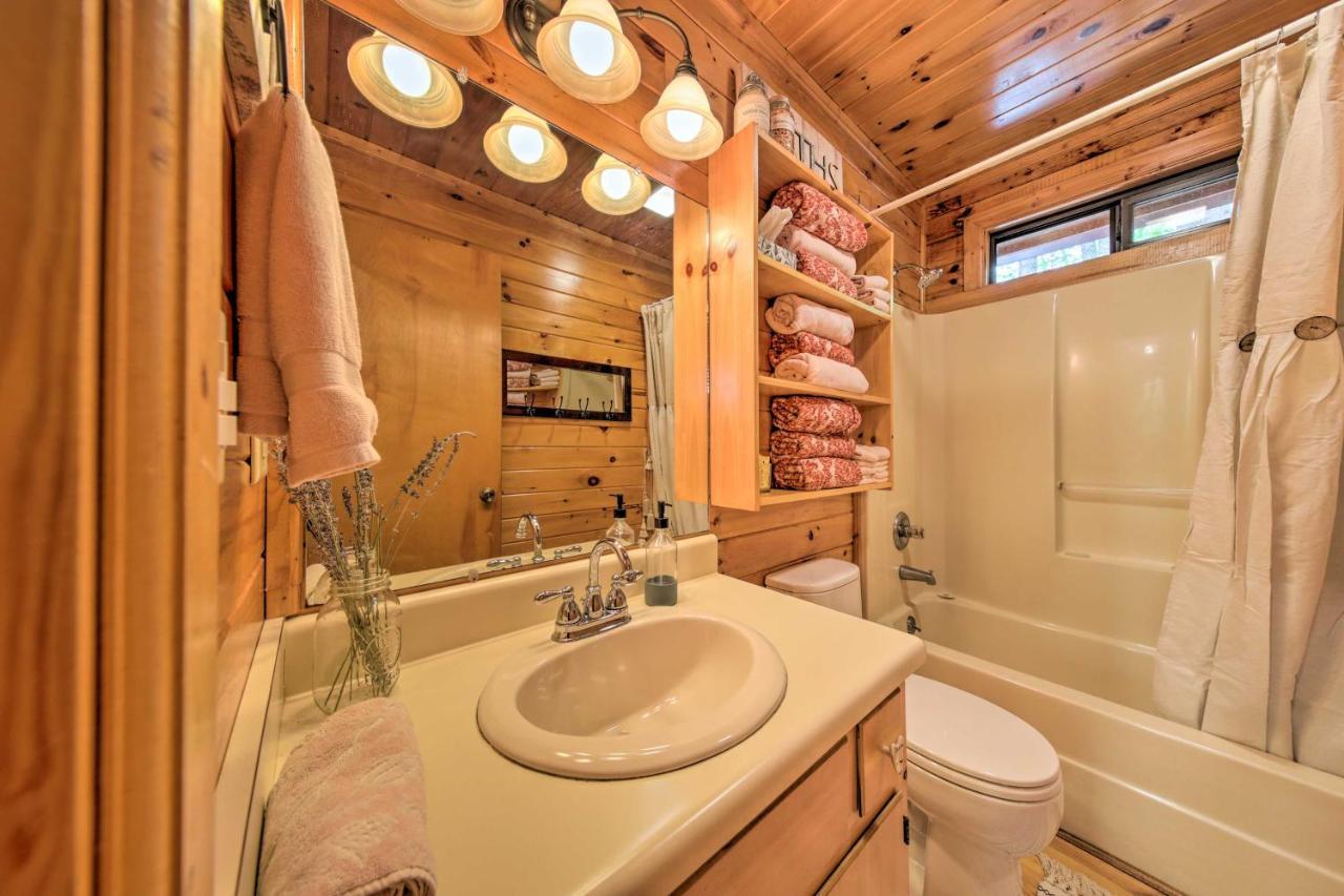 Peaceful Blue Ridge Cabin With Decks And Fire Pit Ngoại thất bức ảnh