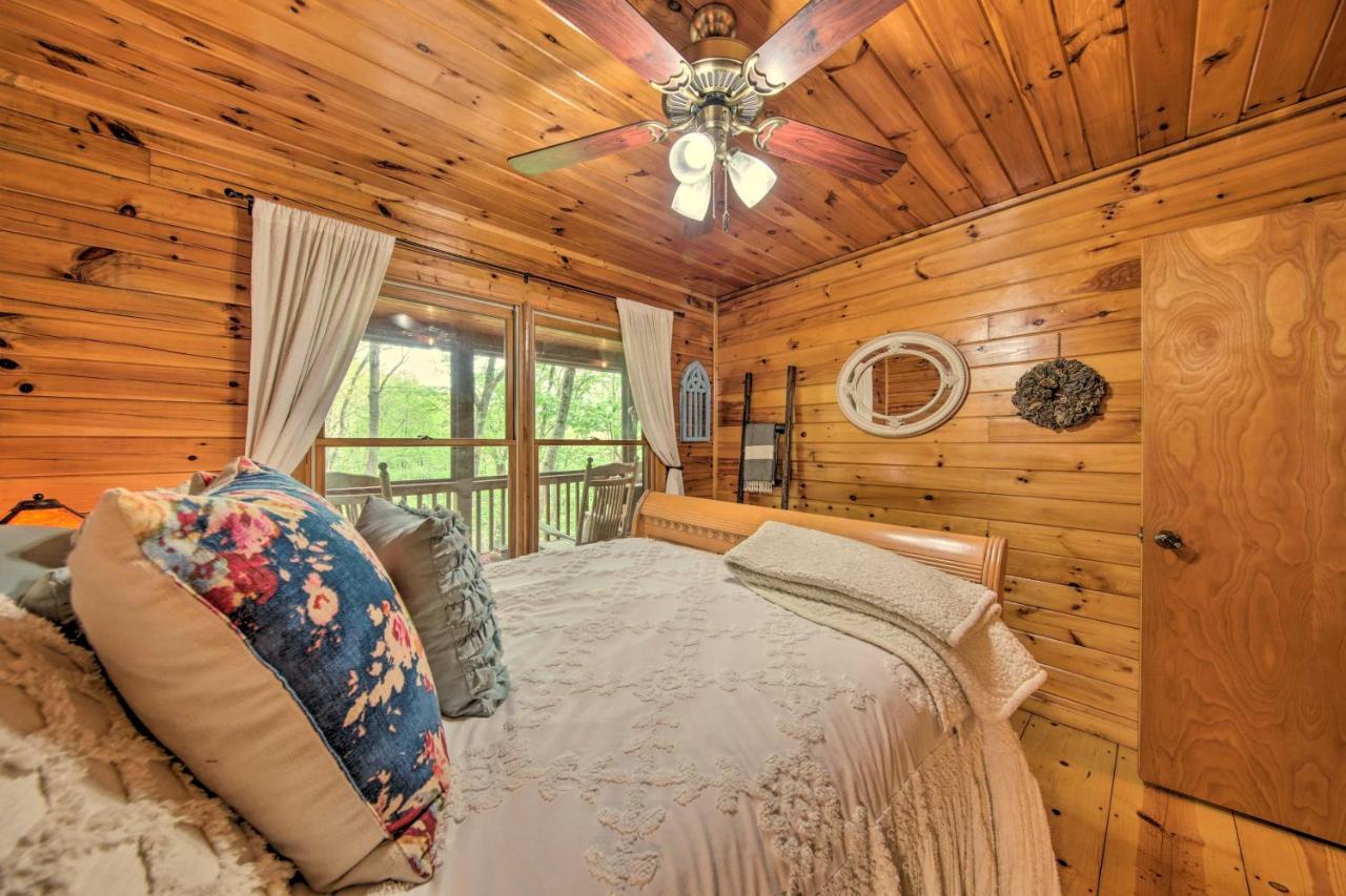 Peaceful Blue Ridge Cabin With Decks And Fire Pit Ngoại thất bức ảnh